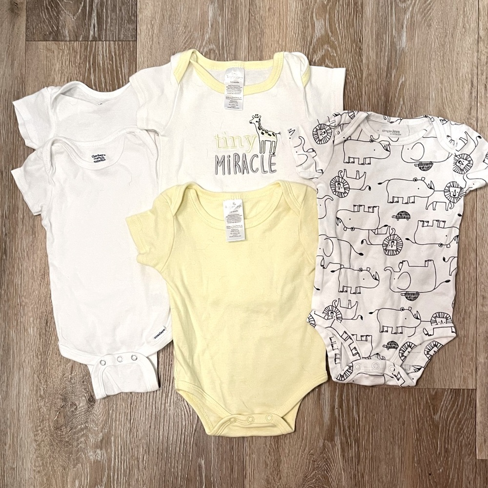 Gender neutral onesies bundle: yellow/white
